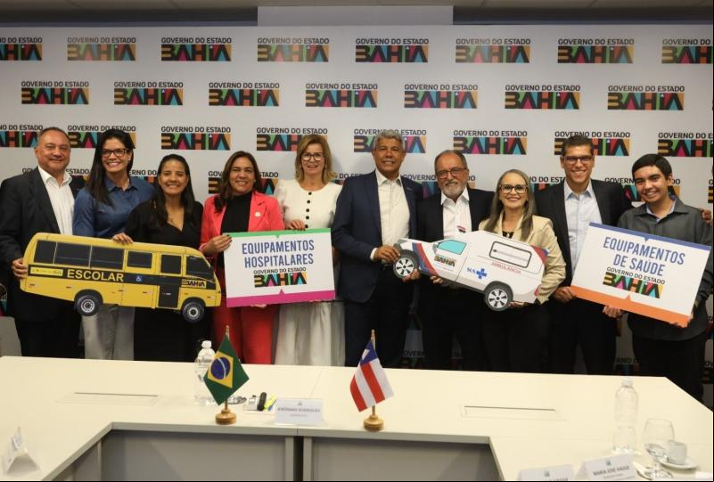 Em reunião com prefeito, Governo do Estado entrega ambulância, ônibus escolar e equipamentos de saúde para Itapetinga