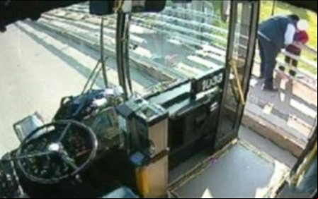 Flagrante: Motorista de ônibus impede um suicídio nos EUA