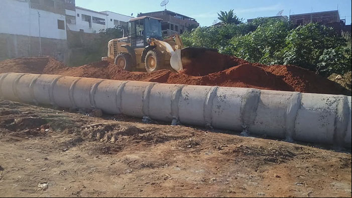 Obra de escoamento de água pluvial do centro da cidade é realizada em Malhada de Pedras