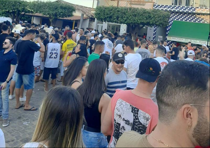 Veja o vídeo: Sem máscaras e ao som de 'paredão' centenas de pessoas festejam nas ruas de Malhada de Pedras o aniversário da cidade, prefeitura não agiu contra a aglomeração
