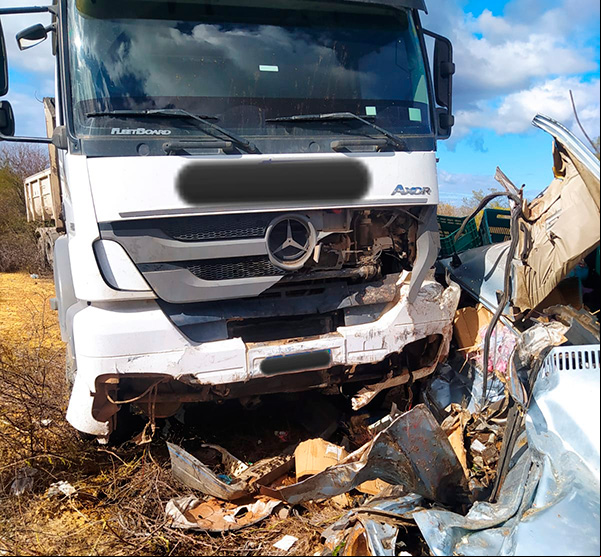 Tanhaçu: Colisão entre carro de eio e caminhão deixa duas vítimas fatais na BA-026