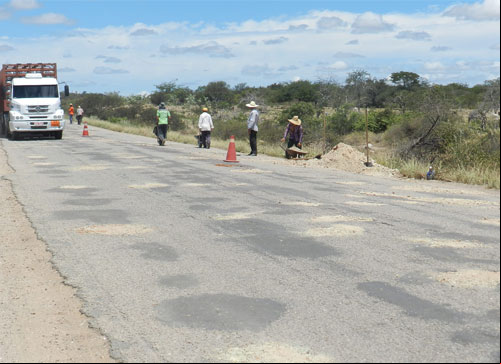 Tapa Buraco feito com apenas terra na BA - 026 não tem sido solução para os motoristas
