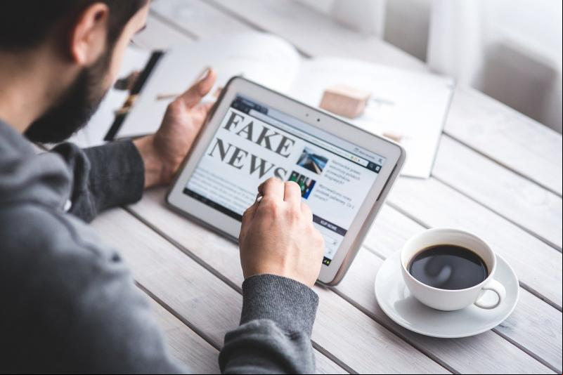 No combate às notícias falsas, verificadores de conteúdo enfrentam ameaças e cortes orçamentais