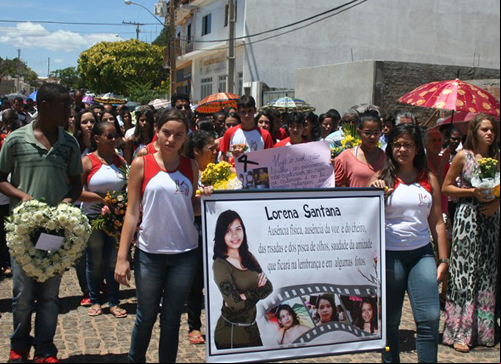 Corpo de jovem baleada é enterrado sob forte comoção de familiares