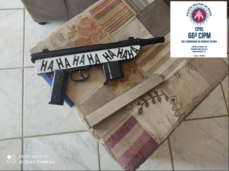 Submetralhadora e pistola são apreendidas com traficantes em Feira