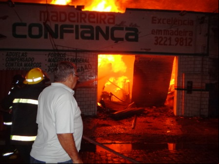 Incêndio de grandes proporções destrói madeireiras 