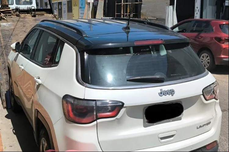 Carro com restrição é apreendido no centro de Guanambi, após condutora ser flagrana com cachorro no colo