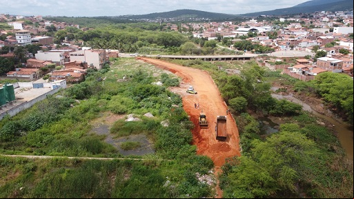 Após abordagem, PRF apreende na cabine de caminhão dezenas de pistolas, carregadores 2.000 munições e drogas 