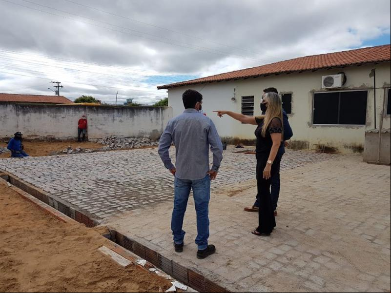 Prefeita acompanha obras de reforma e ampliação do Centro de Saúde de Malhada de Pedras 