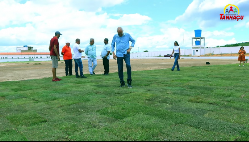 Plantação de grama no estádio municipal de Tanhaçu segue em ritmo acelerado