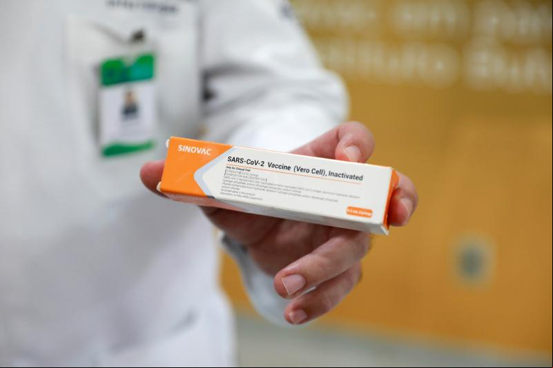 Vacinação: CoronaVac é efetiva contra variante brasileira da covid-19