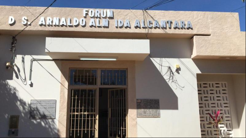 Paramirim: Homem é detido após quebrar vidraças do fórum