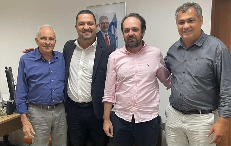 Prefeito de Tanhaçu busca a finalização do mercado e cobertura de barracas para feira livre de Sussuarana 