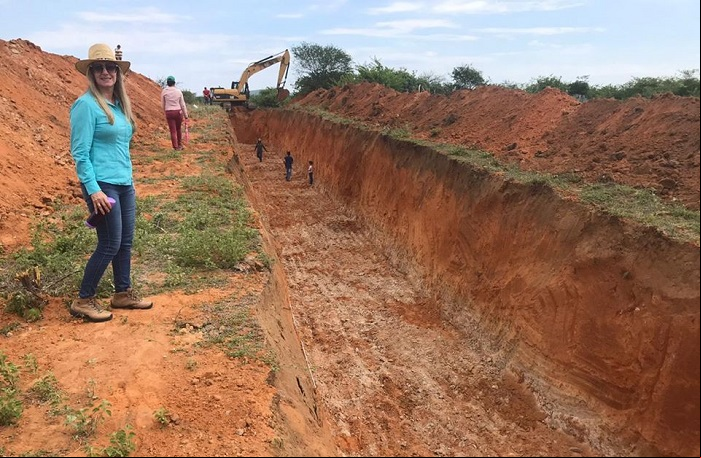 Malhada de Pedras: prefeita Terezinha Baleeiro acompanha e fiscaliza construção de canal para desvio das águas das chuvas em Campo Largo