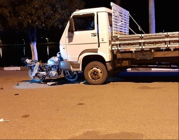 Homem morre após colidir motocicleta contra caminhão em Paramirim 