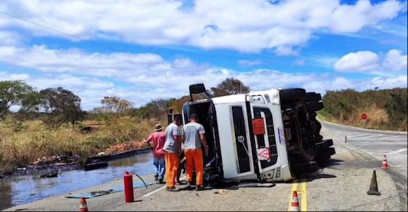 Carreta tomba e BA-156 fica parcialmente interditada entre Urandi e Licínio de Almeida