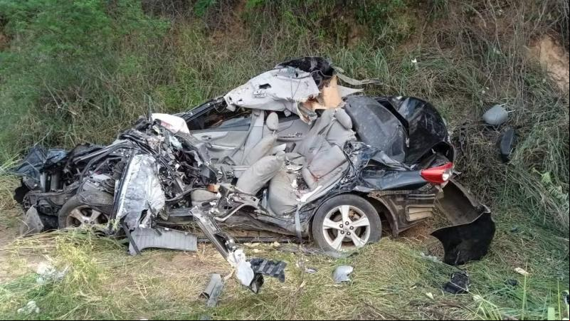 Batida entre carro e caminhão termina com duas pessoas mortas e três feridas entre Jequié e Maracás