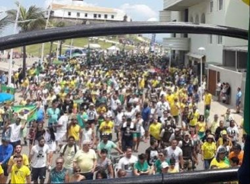 Caminhada em solidariedade a Jair Bolsonaro reúne multidão no Farol da Barra