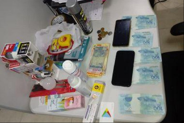 Cerca de R$ 4.400 em cédulas falsas, com dois homens, são apreendidos pela Policia Militar em Vitória da Conquista