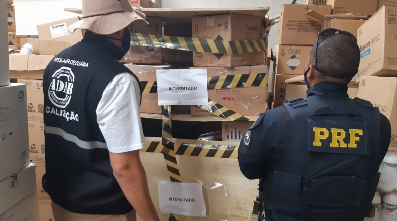 Em ação conjunta, PRF e ADAB interditam caixas de inseticidas com suspeita de falsificação