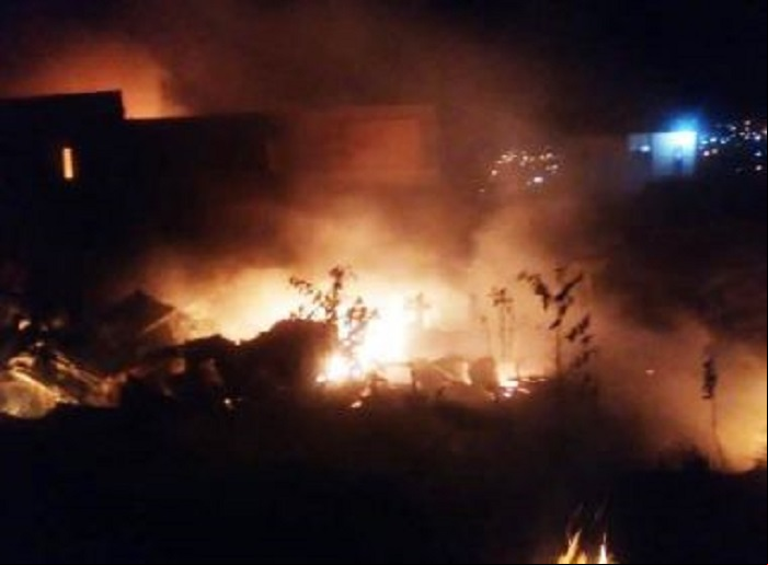 Incêndio destrói ferro-velho em Feira de Santana