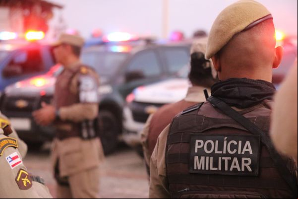 PM recupera uma moto roubada e apreende uma arma e cocaína em Guanambi