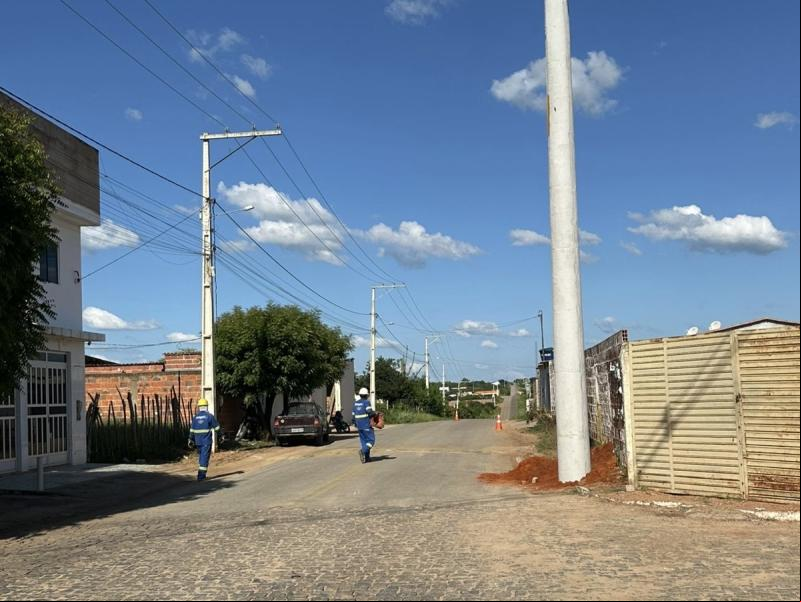 Vereador denuncia poste colocado em esquina, na entrada da cidade de Rio do Antonio e que oferece risco de acidente