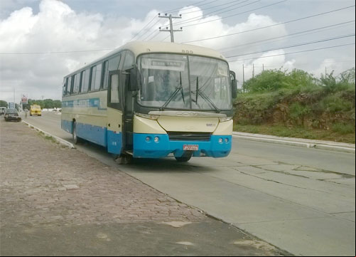 Em curva e sem sinalização, ônibus é escorado com pedras para não descer a ladeira em Brumado